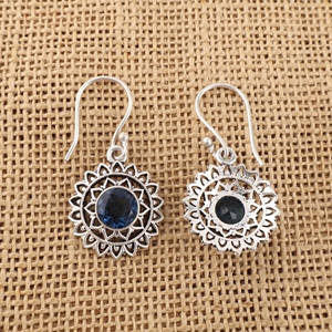 Boucles d'oreilles pendantes artisanales en argent sterling 925 avec topaze bleue ronde et laiton, serties en clos, bijoux fantaisie - Product Image 1