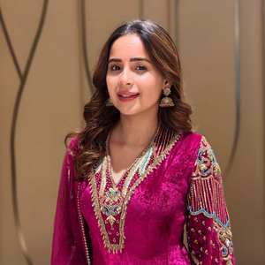 ชุดคุर्ติผ้ากำมะหยี่ดีไซน์เนอร์พร้อมกางเกงและผ้าคลุมไหล่ ประดับด้วยงานปักลายซารีหลากสีสัน งานปักมือ และงานลูกไม้ประดับมือ คุณภาพพรีเมียม - Product Image 2