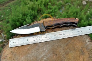 Couteau de chasse à lame fixe en acier au carbone forgé à la main, personnalisable OEM, avec poignée en bois et étui en cuir pour le camping et les activités de plein air - Product Image 4