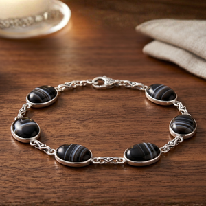 Bracelet minimaliste plaqué or avec perles et pierres d'onyx noir, principalement composé de jade, opale, améthyste, quartz, motif en forme de chiffres - Product Image 6