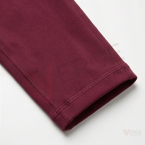 Conjunto de 2 piezas para yoga: top corto con cuello en V y fruncido en color borgoña y leggings cargo de cintura alta para mujer - Product Image 6