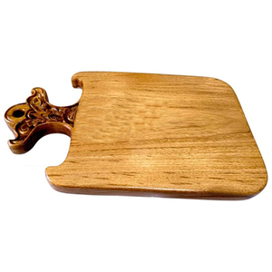 Esta elegante tabla de cortar de madera presenta un mango superior intrincadamente tallado a mano con un diseño distintivo para cortar verduras. - Product Image 3