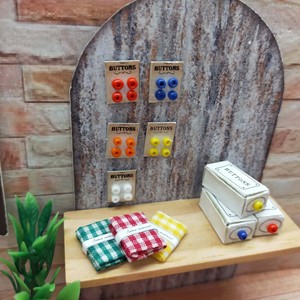 1:12 ร้านขายผ้าขนาดจิ๋วเฟอร์นิเจอร์บ้านตุ๊กตาของเล่นโต๊ะไม้ชั้นวางของอุปกรณ์เย็บผ้า DIY ฉากตกแต่งสำหรับอายุ 14 ปีขึ้นไป - Product Image 6