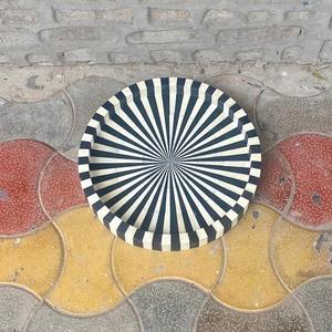 Plateau de service artisanal indien en résine florale et bois incrusté pour la décoration de cuisine et la maison – Plateaux décoratifs faits à la main en promotion - Product Image 2