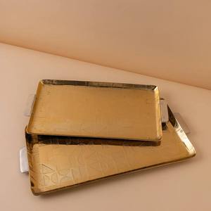 Bandeja Decorativa Rectangular Dorada Artesanal con Textura Martillada y Patrón Geométrico, Plato de Servir Moderno y Lujoso para Mesa - Product Image 1
