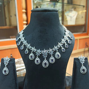 Ensemble de bijoux glamour classique plaqué argent avec strass bleus, collier et boucles d'oreilles, pour mariages, fiançailles et événements nocturnes - Product Image 1