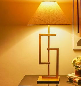 Lampe de table géométrique dorée de luxe moderne, abat-jour conique en tissu, style Art déco minimaliste, pour chevet, salon, bureau à domicile, décoration lumineuse - Product Image 4