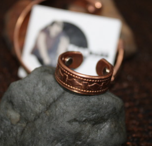 Anillo de Terapia Magnética de Cobre Puro Hecho a Mano con Motivo Geométrico de Arco Grabado en Superficie de Cobre, Anillo de Cobre Sólido de Alta Resistencia - Product Image 5