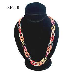 Collection de colliers en résine faits à la main, colliers chaîne statement modernes et colorés, bijoux longueur opéra - Product Image 5