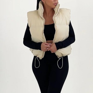 Gilet matelassé en toile imperméable pour femme, style streetwear, avec capuche, fermeture éclair sur le devant, logo personnalisé et design sans manches - Product Image 1
