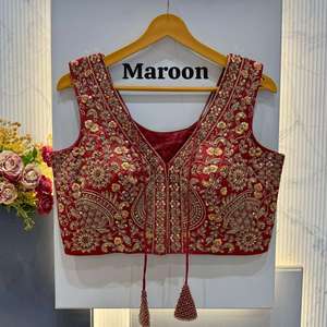 Blouse Prête-à-Porter Entièrement Cousue en Soie Italienne, Tricotée avec Motifs de Broderie et Perles de Créateur - Product Image 5