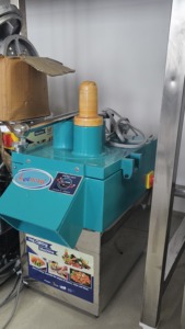 Meilleure Nouvelle Machine de Découpe de Légumes Multifonctionnelle en Acier Inoxydable avec Moteur pour Hôtels, Restaurants et Usines de Transformation de Fruits (Coupe Carrée) - Product Image 3