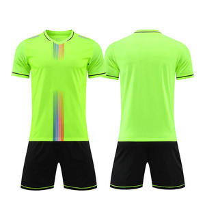 Conjunto de uniforme de fútbol profesional personalizado con estampado para uso competitivo y de entrenamiento - Product Image 4