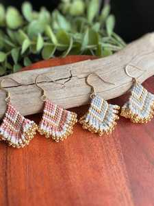 Boucles d'oreilles pendantes de luxe en or blanc avec perles, faites à la main, style bohème, perles de rocaille, bijoux élégants et tendance, cadeau pour femme - Product Image 2