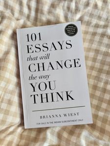 101 essais qui vont changer la façon de penser par Brianna Wiest, livre broché anglais sur les leçons de vie et l'amélioration personnelle - Product Image 1