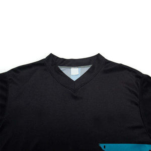 Camisa de Pesca de Manga Larga con Cuello en V para Hombre, Diseño Deportivo de Secado Rápido con Patrón de Camuflaje Negro y Azul, Corte Regular, Tejido de Poliéster - Product Image 3
