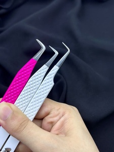 Pince à épiler pour extensions de cils 90/Boot Light Grey/Hot Pink, en acier inoxydable, pointe en fibre de précision, antidérapante, avec breloque papillon - Product Image 2