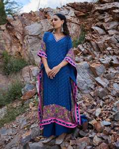 Bordado a Mano en Toda la Prenda Delantera y Trasera Combinado con Pantalones Anchos de Crepé 100% Algodón Adornados con Lentejuelas Geométricas y Espejos - Product Image 4