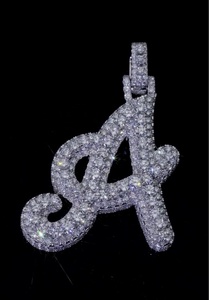 Colgante de Letra Cursiva Personalizado de Plata 925 con Diamante Cultivado en Laboratorio, Inicial en Script, Bañado en Rodio, Regalo para Fiestas, OEM ODM, Directo de Fábrica - Product Image 3