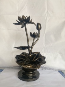 Statue de fleur de lotus en fer forgé plaqué or, décor mural de style oriental peint pour la décoration de la maison - Product Image 1