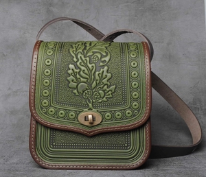 Sac à bandoulière léger en cuir véritable brodé, style vintage et tendance, avec rabat et sangle unique, collection Automne/Hiver 2026 - Product Image 1