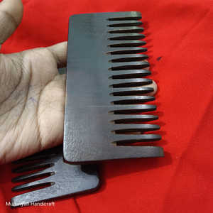 หวีไม้กระถินคุณภาพส่งออก สีไม้เข้ม อุปกรณ์นวดเสริมความงามด้วยไม้ หวีดูแลเส้นผม ราคาประหยัด - Product Image 5