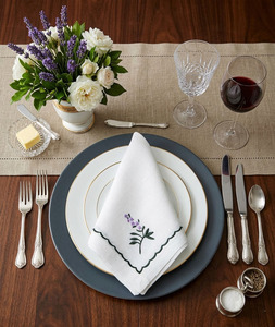 Serviettes en tissu personnalisées en gros, broderie de jolies fleurs violettes, serviettes de table en lin, durables pour la maison, les mariages et les événements - Product Image 1