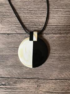 Collier pendentif rond artisanal en corne de buffle, bijou en corne naturelle polie, cordon en cuir réglable, style tribal unisexe, cadeau tendance - Product Image 6