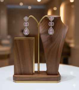 ชุดสร้อยคอทองเหลืองคุณภาพสูงสำหรับผู้หญิง ดีไซน์แบบดั้งเดิม พร้อมเครื่องประดับดีไซน์หรูหราและงานตกแต่งระดับพรีเมียม เหมาะสำหรับงานแต่งงานและเจ้าสาว - Product Image 2