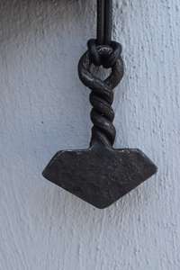Collier pendentif Marteau de Thor médiéval forgé à la main Prime Crafts International, en acier au carbone noir avec cordon en cuir - Product Image 4
