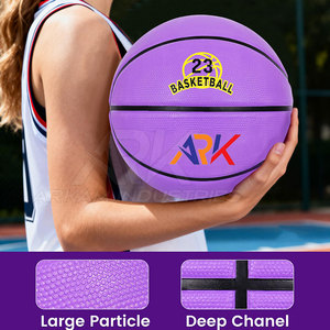 Ballon de basketball de haute qualité avec une construction durable et une prise confortable pour les séances en intérieur et en extérieur - Product Image 6