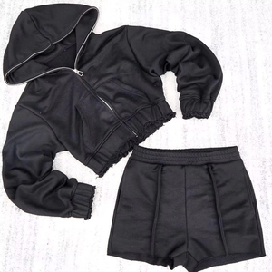 Conjunto de Sudadera Corta con Cremallera Completa y Bolsillos Tipo Canguro de Forro Polar 100% Algodón para Mujer y Pantalones Cortos de Cintura Baja con Efecto Desgastado - ¡Oferta Más Vendida! - Product Image 1
