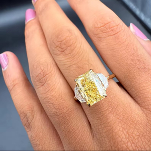 แหวนเพชรทรงสี่เหลี่ยมคางหมูสีเหลืองสดใส 4.02 กะรัต เพชรเพาะเลี้ยงในห้องปฏิบัติการ รับรองโดย IGI แหวนทองคำสุดหรู ของขวัญสำหรับเจ้าสาว - Product Image 5