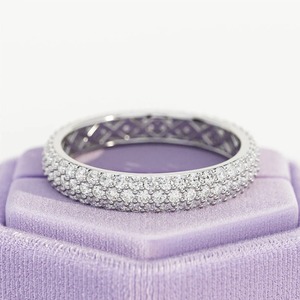 Bague Éternité Pavée à 3 Rangs en Diamants de Laboratoire Taille Ronde en Or Blanc 18K - Product Image 2