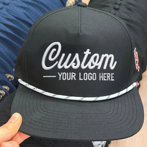 Gorra Snapback al por mayor y sombrero de 6 paneles con visera plana, bordado de fútbol personalizado, orificio cortado a láser, tela impermeable con cuerda - Product Image 2
