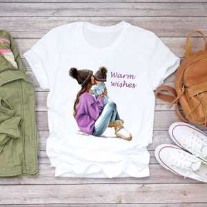 เสื้อยืดคอกลมแขนสั้นผู้หญิงแบบลำลองสำหรับฤดูหนาว ผลิตตามสั่ง (OEM) เป็นมิตรกับสิ่งแวดล้อม ระบายอากาศได้ดี ผลิตจากโพลีเอสเตอร์ พิมพ์ลายดิจิทัล โลโก้ MOMMY Me Graphic - Product Image 1