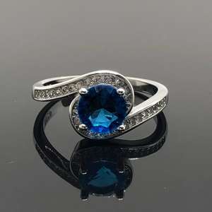 แหวนเงินแท้ประดับไพลินสีน้ำเงินสดใส สำหรับหมั้น แต่งงาน หรือเป็นของขวัญวันเกิด/วันครบรอบ สำหรับผู้หญิง - Product Image 1