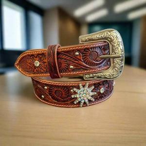 Cinturones de Cuero Genuino para Hombre Estilo Vintage con Hebilla de Latón Resistente Grabada y Diseños de Bordado Personalizados - Product Image 1