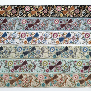 Dentelles brodées avec des fils multicolores et des motifs vibrants, idéales pour les vêtements, les accessoires de mode, l'artisanat et les projets de décoration. - Product Image 1