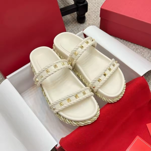 Sandalias de Mujer de Cuero con Remaches de Lujo, Diseño Plano de Alta Calidad, Moda 2025, para Playa y Exteriores - Product Image 2