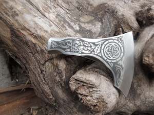 Hache médiévale artisanale en acier industriel à haute teneur en carbone, forgée, à tête barbue, avec lame de 4 3/4 pouces, manche en bois et étui en cuir - Product Image 2