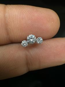 Delicado Pendiente de Concha de Oro de 14K con Diamante Cultivado en Laboratorio y Engaste Invisible en Curva Abierta - Product Image 1