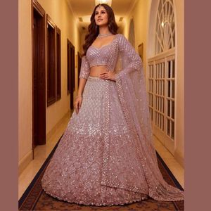 Lehenga Choli de mariée semi-cousu en tulle épais brodé de paillettes roses et de Zari, avec dupatta en tulle doux, pour tenue de soirée, par Royal Export - Product Image 2
