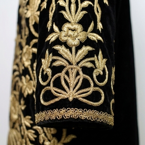 Casulla Ecológica Bordada a Mano con Diseño Floral en Negro y Dorado, Tela de Terciopelo Negro con Hilo Dorado - Product Image 3