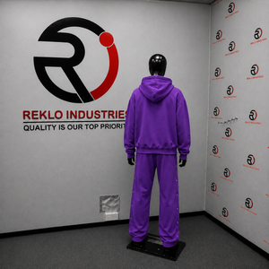 Ensemble de survêtement violet premium, sweat à capuche oversize avec pantalon cargo à clous, tenue streetwear unisexe, style urbain vibrant - Product Image 4