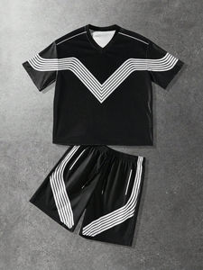 ชุดเสื้อยืดแขนสั้นคอวีสีดำและกางเกงขาสั้นสำหรับผู้ชาย ลายวีสไตรป์สไตล์เรโทร แห้งเร็ว เหมาะสำหรับใส่เล่นกีฬาในฤดูร้อน - Product Image 2