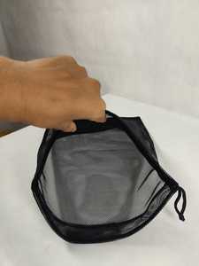 Grande pochette de rangement noire en maille avec fermeture éclair et poignée à cordon pour le voyage, l'organisation domestique et le rangement polyvalent - Product Image 4