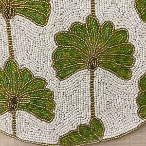 Mantel Individual Rectangular Hecho a Mano con Cuentas de Vidrio y Patrón de Mosaico de Hojas de Palma Verdes sobre Base Blanca, Artesanía Decorativa de Sami Handicrafts - Product Image 5