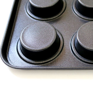 ถาดอบมัฟฟินขนาดเล็ก 12 หลุม แบบมืออาชีพ ถาดคัพเค้กทรงสมมาตร เคลือบสารกันติดสองด้าน ผลิตจากเหล็กคาร์บอนอย่างดี ทนทาน ใช้กับเตาอบได้ - Product Image 4