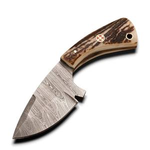 มีดสกินเนอร์เหล็กดามัสกัสคุณภาพสูง ขายดี สำหรับการล่าสัตว์แบบมืออาชีพ พร้อมด้ามจับทำจากเขาสัตว์และปลอกหนัง ขนาด 3 นิ้ว - Product Image 1